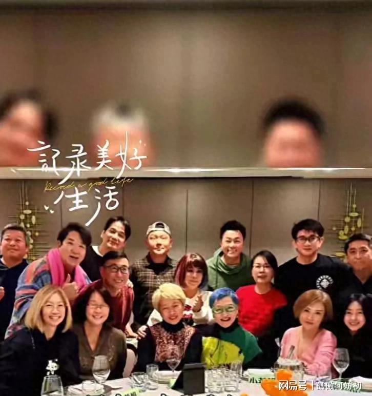 9游直播-55岁吴奇隆参加同学聚会，头发乌黑茂密头大了一圈